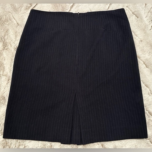 Banana Republic Black Pinstripe Mini Skirt Size 2P - Picture 7 of 10